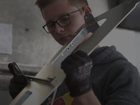 Mitarbeiter bei der Bearbeitung eines Metallteils